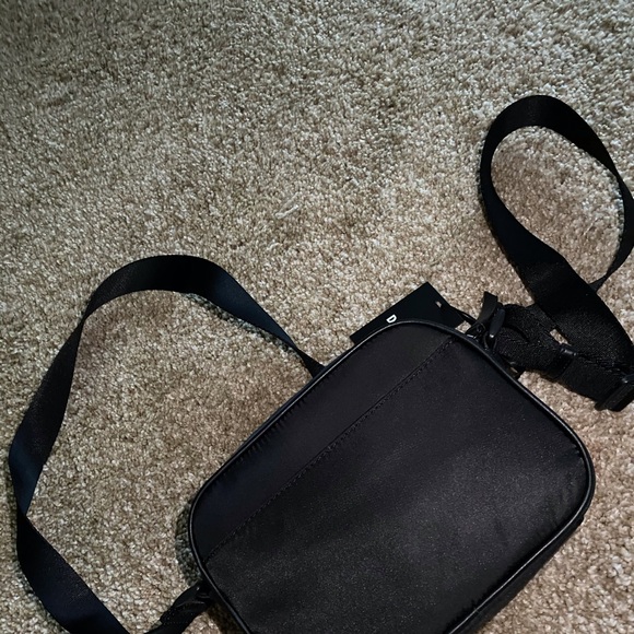Small DKNY crossbody purse - Picture 3 of 3